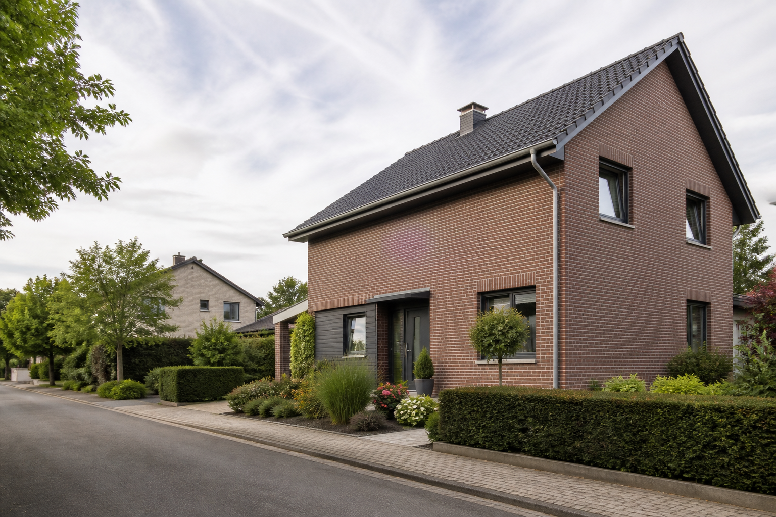 Neutrales Wohnhaus in einer begrünten Wohnstraße